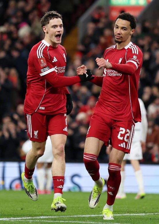 PP电子(中国)-索博任意球破僵局，萨拉赫回归铁卫造乌龙，利物浦3-0完胜马赛