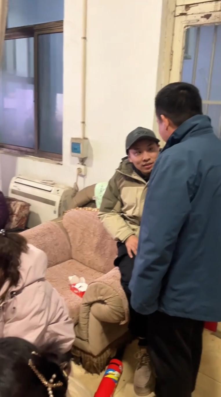 PP电子(中国)-明星过年大型 “卸妆现场”！全员恢复出厂设置，最接地气竟是他