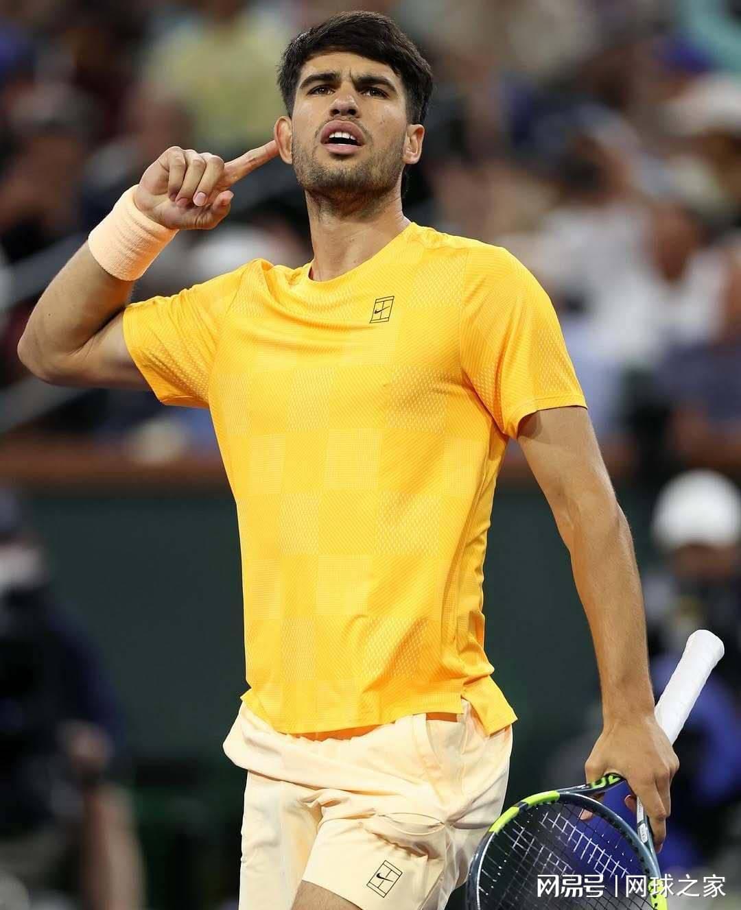 阿卡抱怨每轮都像跟费德勒对决一样难打，丝袜赞穆霍娃女版费天王