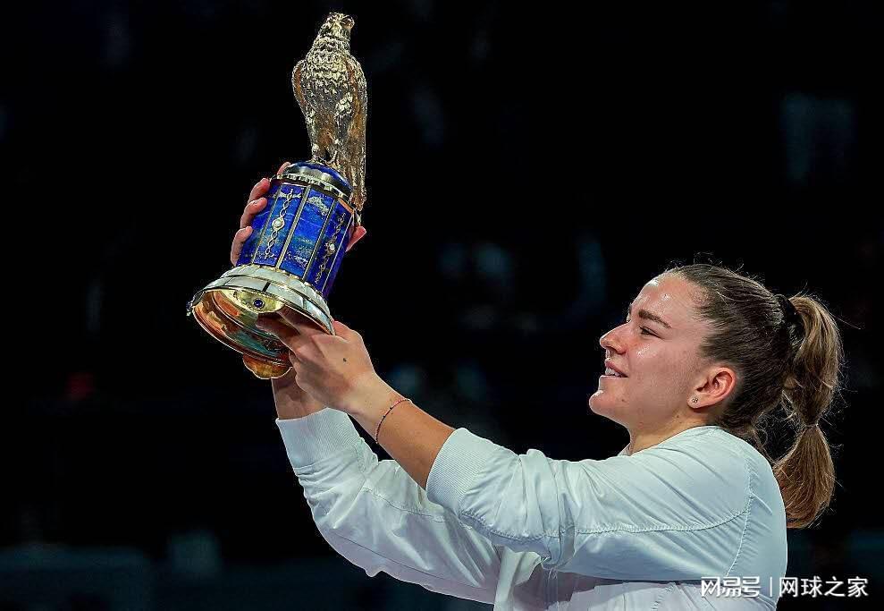 阿卡抱怨每轮都像跟费德勒对决一样难打，丝袜赞穆霍娃女版费天王