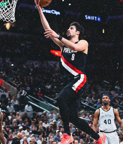 PP电子(中国)-文班缺阵福克斯25+5+7+3，榜眼秀化身全能战士，马刺力克开拓者