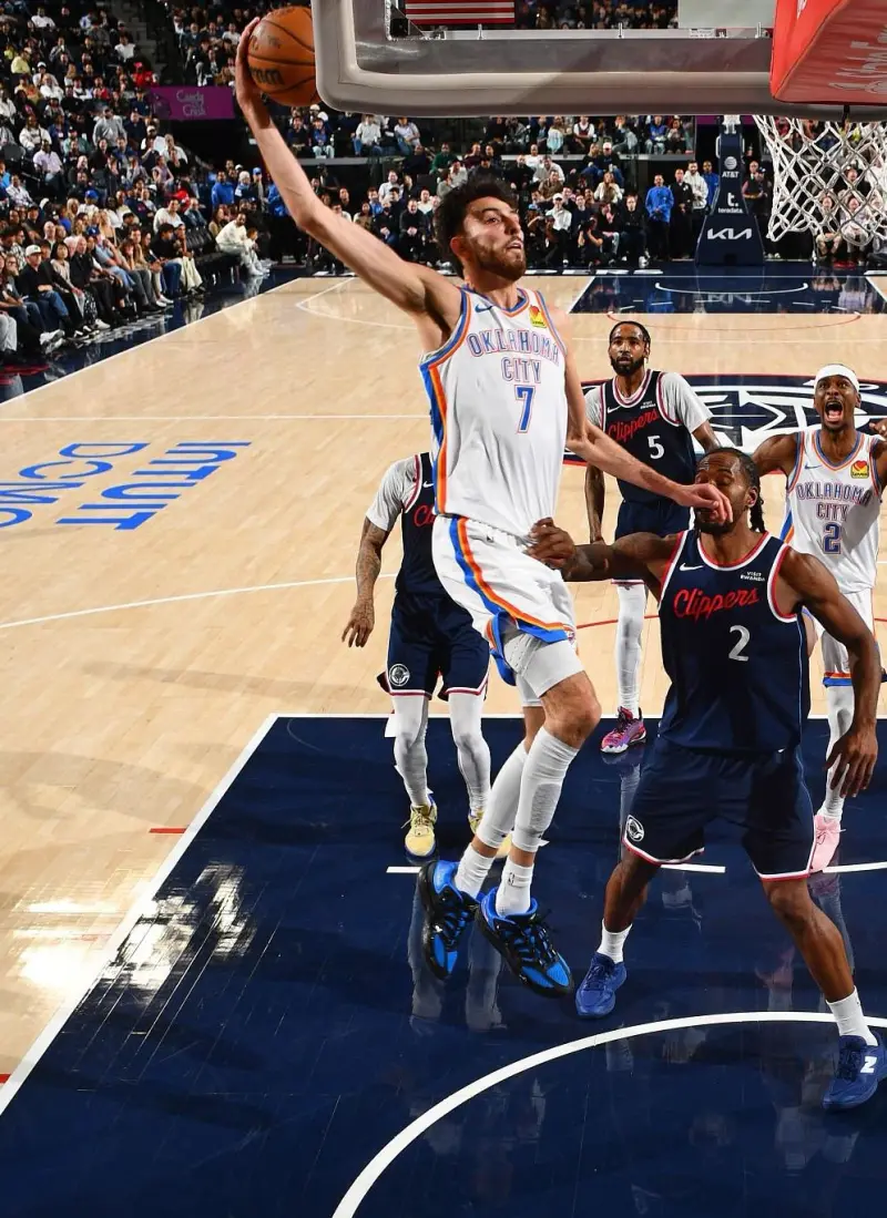 PP电子(中国)-霍姆格伦穿着雷霆配色KD18，砍下30分14篮板5助攻2抢断4盖帽